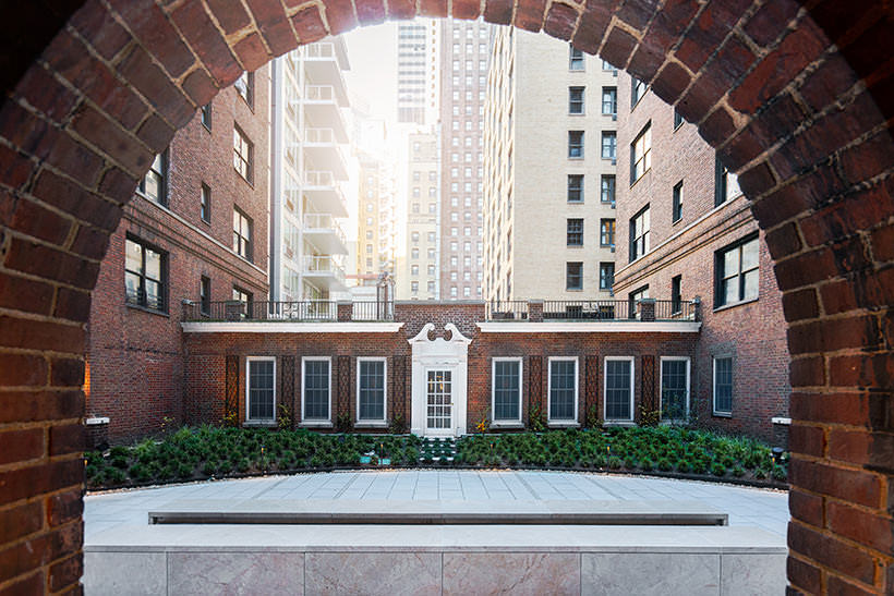 A view of the private courtyard from the archways of The Buchanan's arcade passageway